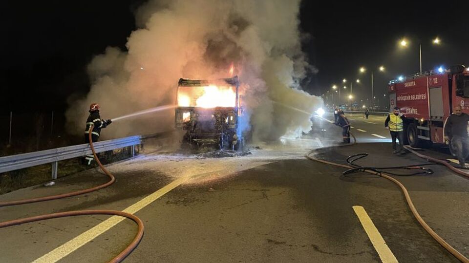 Kahramanmaraş'a iş makinesi taşıyan TIR yandı