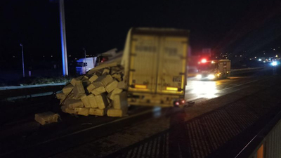 Devrilen TIR, D-100'ün İstanbul istikametini trafiğe kapattı