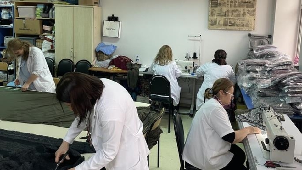 O ilde 9 halk eğitimi merkezinde depremzedeler için kıyafet dikiliyor