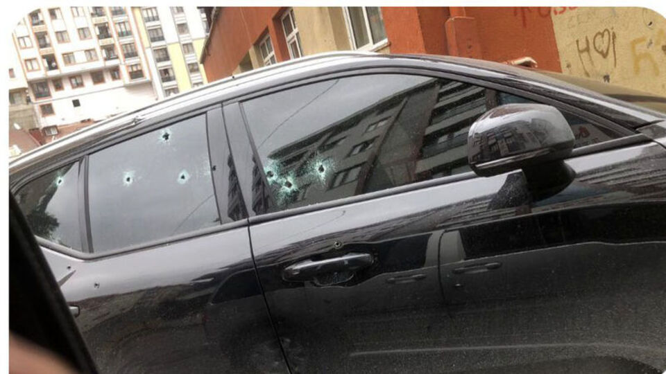 Kağıthane'de silahlı saldırı! Mermiler evlere isabet etti