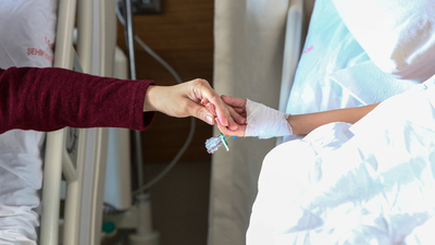 Enkazdan yaralı olarak çıkarılmışlardı! Hastanede el ele