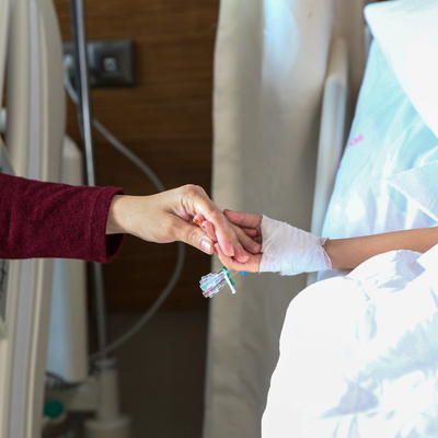 Enkazdan yaralı olarak çıkarılmışlardı! Hastanede el ele