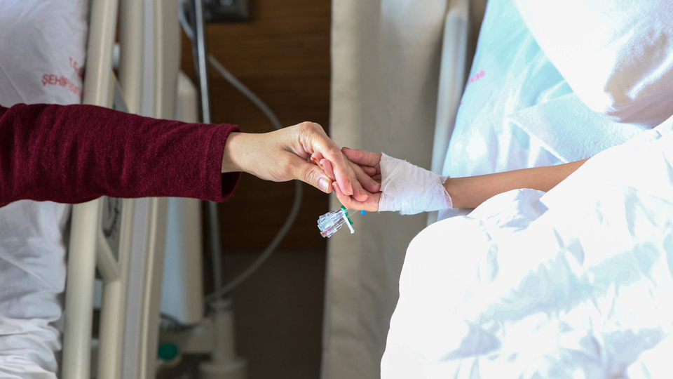 Enkazdan yaralı olarak çıkarılmışlardı! Hastanede el ele