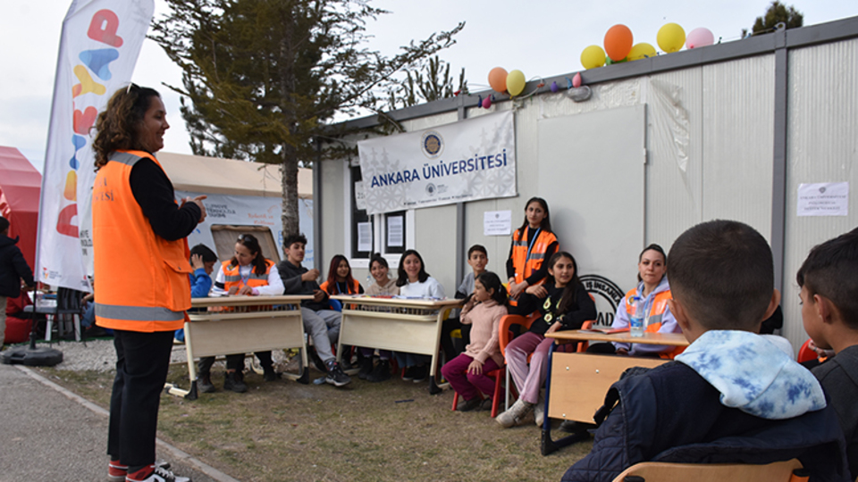 Depremzedelerin yeniden sosyal hayata katılımı için psikososyal destek veriyorlar