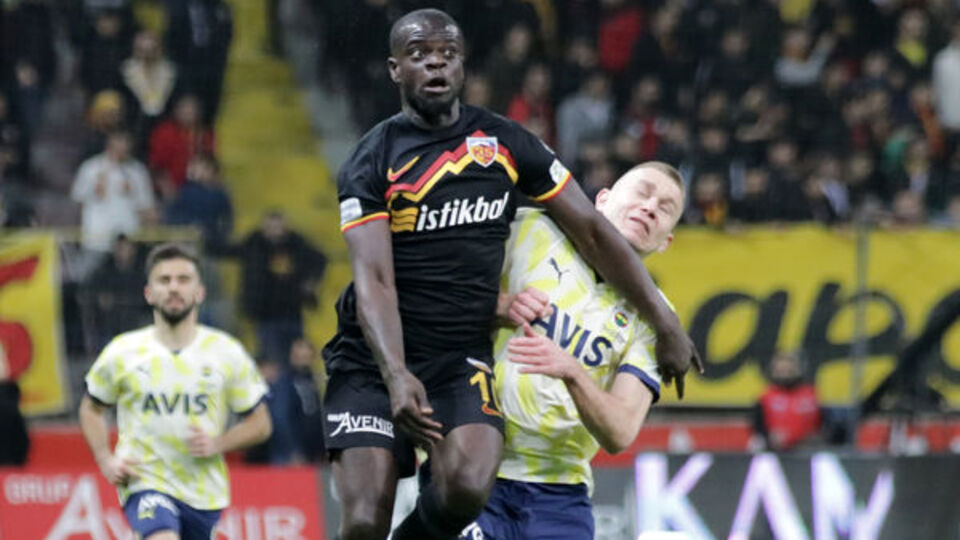 Szalai cezalı duruma düştü!