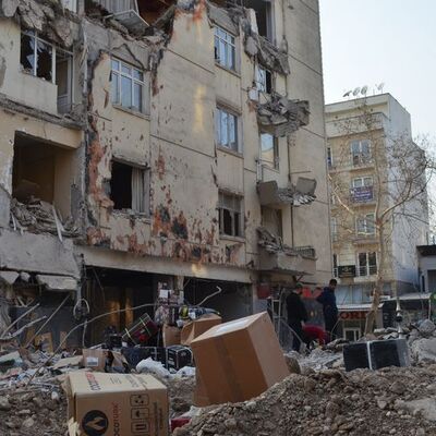 Yardım malzemeleri evinden çıktı