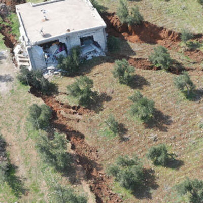 Ev yarığa gömüldü!