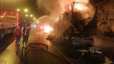 Depremzedelerin eşyalarını taşıyan TIR alev alev yandı