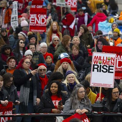 Londra'da binlerce kadın sokaklara indi