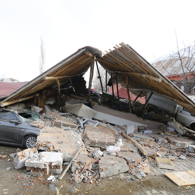 Heyelan olunca enkaz altındaki 35 kişiyi köylüler kurtardı!