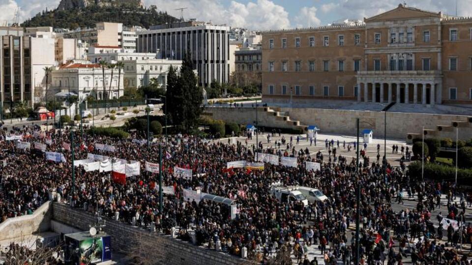 Yunanistan Başbakanı Miçotakis tren kazası nedeniyle özür diledi, Atina'da protesto düzenlendi