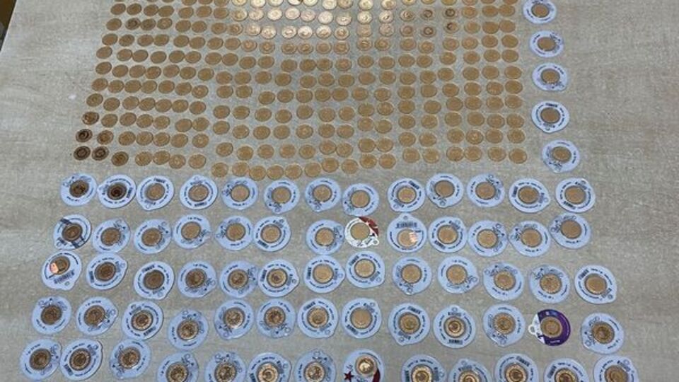 Kendisini polis olarak tanıtıp, altınlarını dolandırdı