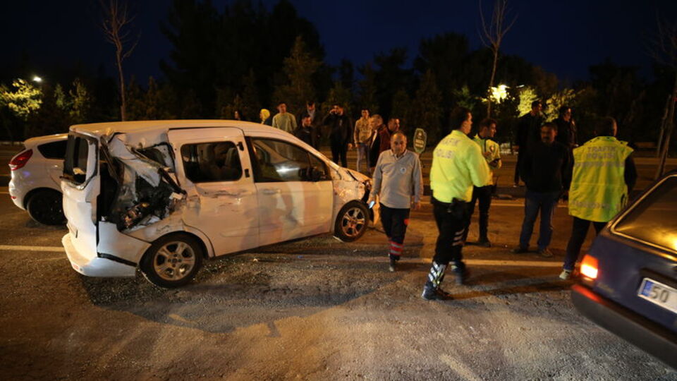 Freni boşalan kamyon 6 araca çarptı: 7 yaralı