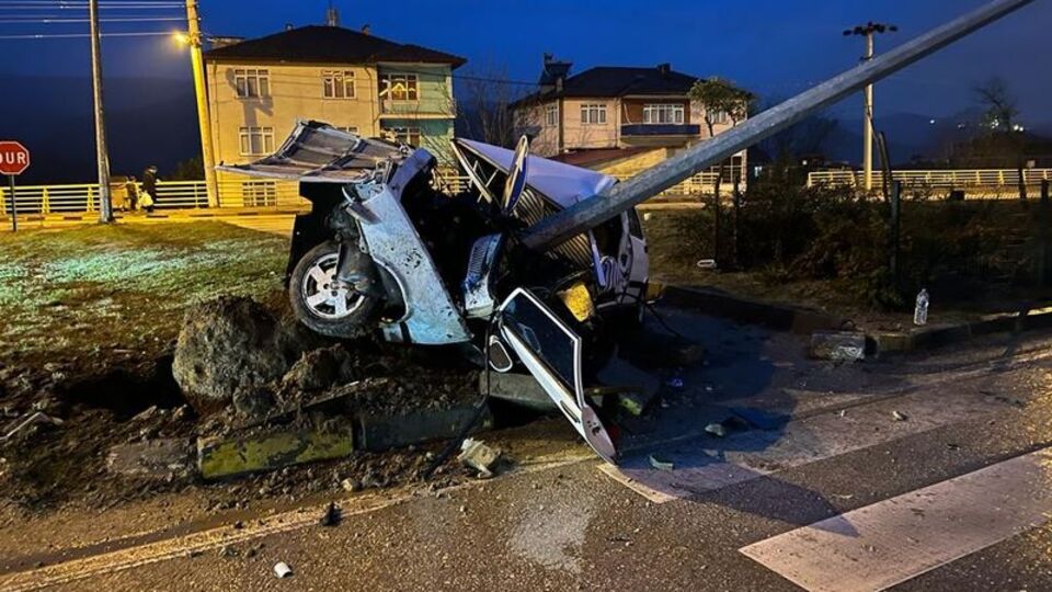 Aydınlatma direğine çarpan otomobil ikiye bölündü