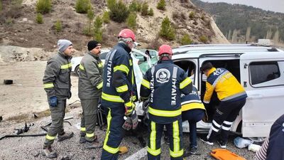 Hafif ticari araç ile otomobil çarpıştı: 1 ölü, 4 yaralı