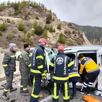Hafif ticari araç ile otomobil çarpıştı: 1 ölü, 4 yaralı