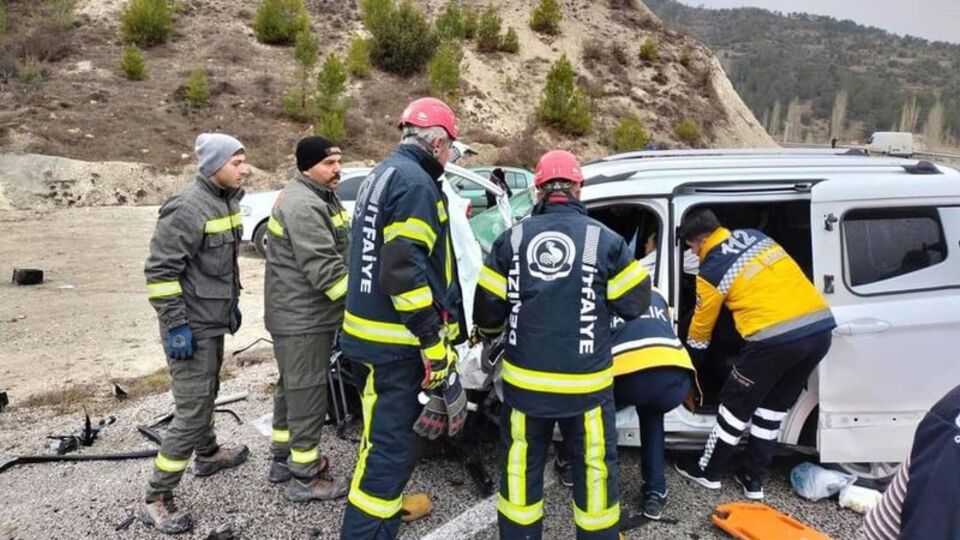 Hafif ticari araç ile otomobil çarpıştı: 1 ölü, 4 yaralı