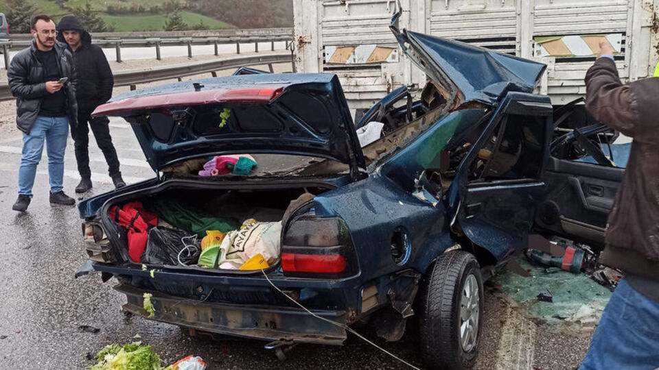 Otomobil kamyona arkadan çarptı: 2 ölü, 6 yaralı