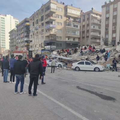 Şanlıurfa'da 6 katlı bina çöktü!