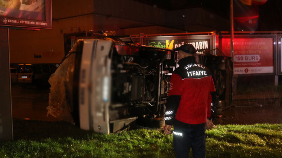 Servis midibüsü devrildi: 1 yaralı