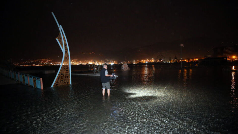 İskenderun'da lodos kaynaklı deniz taşkını