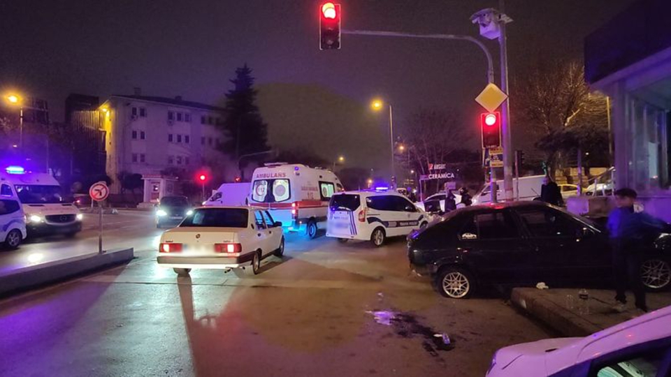 Güngören'de trafik kazası: 1'i çocuk 3 yaralı