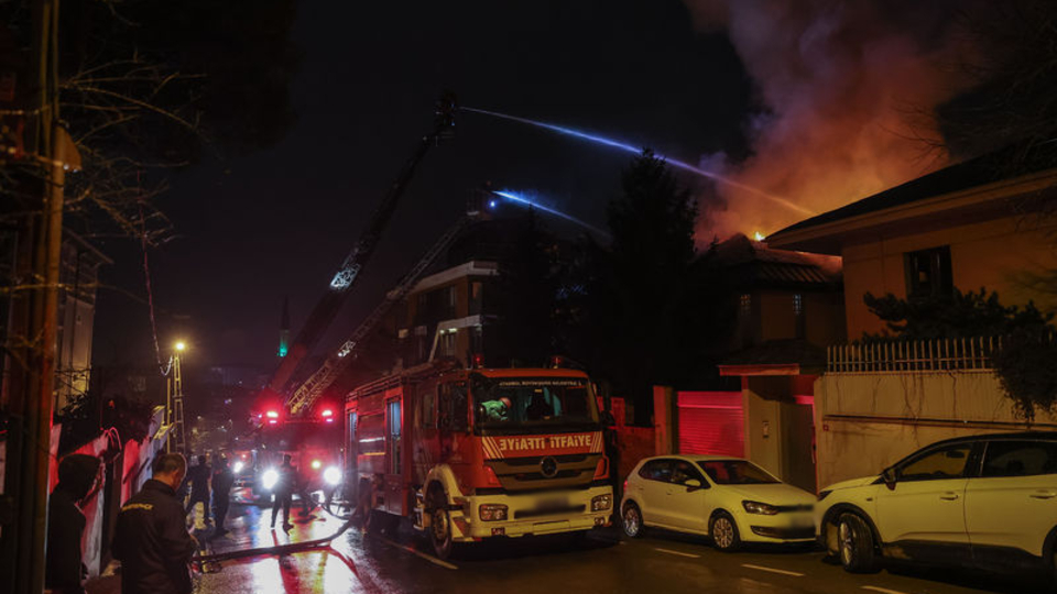 Üsküdar'da 2 katlı binada yangın