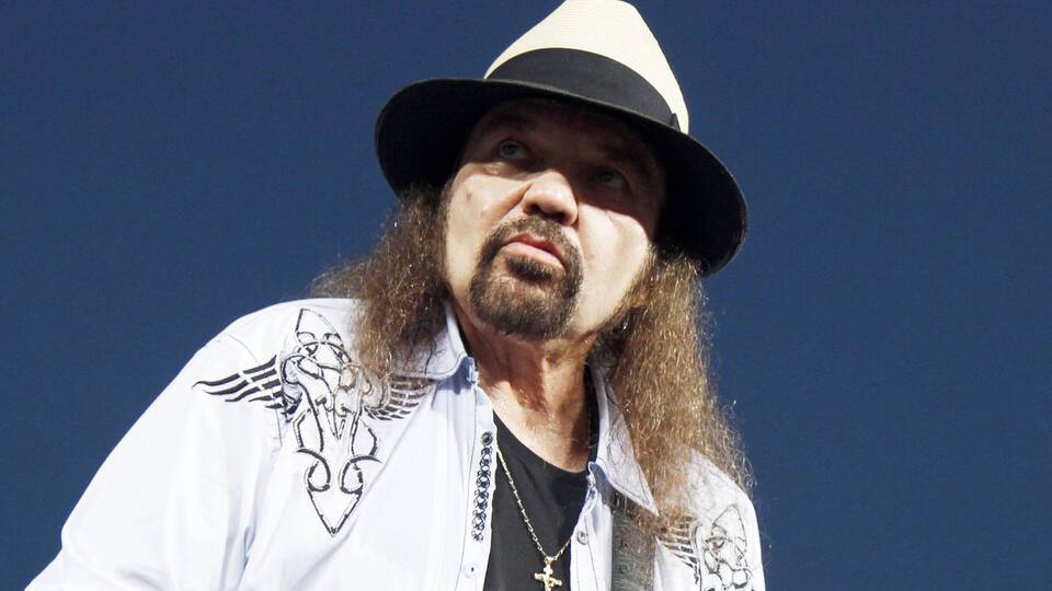 Ünlü müzisyen hayatını kaybetti