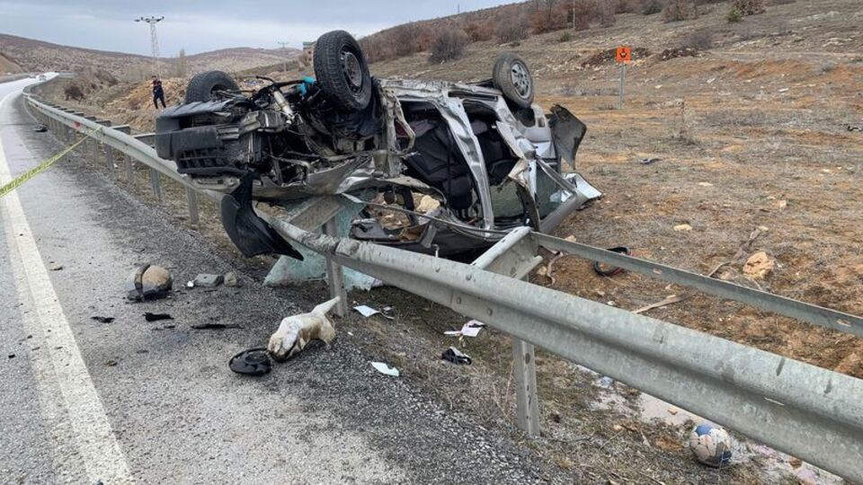 Kahreden kaza: Anne-baba öldü, çocukları yaralı