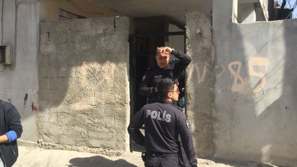 Evinde başından vurulmuş olarak bulundu