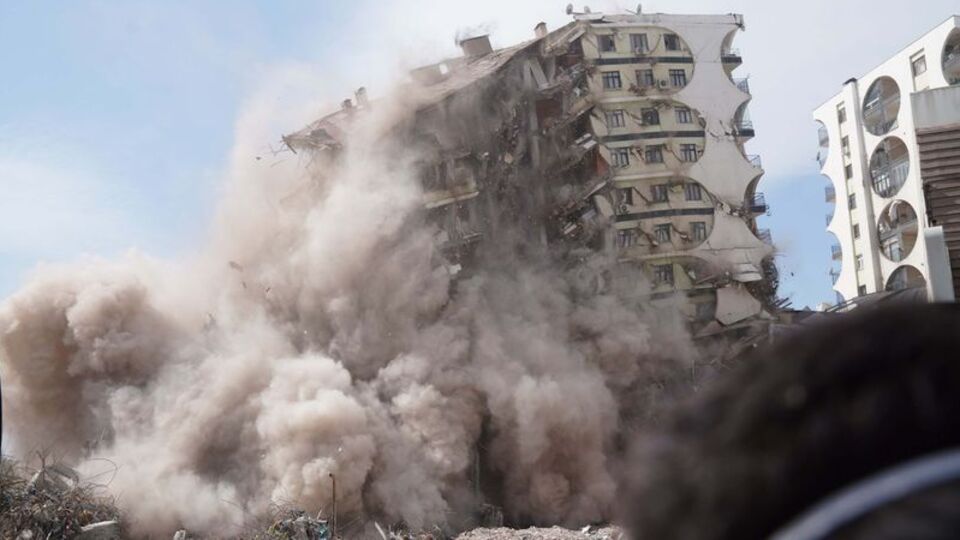 O anlar kamerada! Galeria Sitesi yıkım sırasında çöktü!