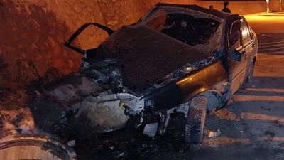 Otomobil istinat duvarına çarptı: 4 yaralı