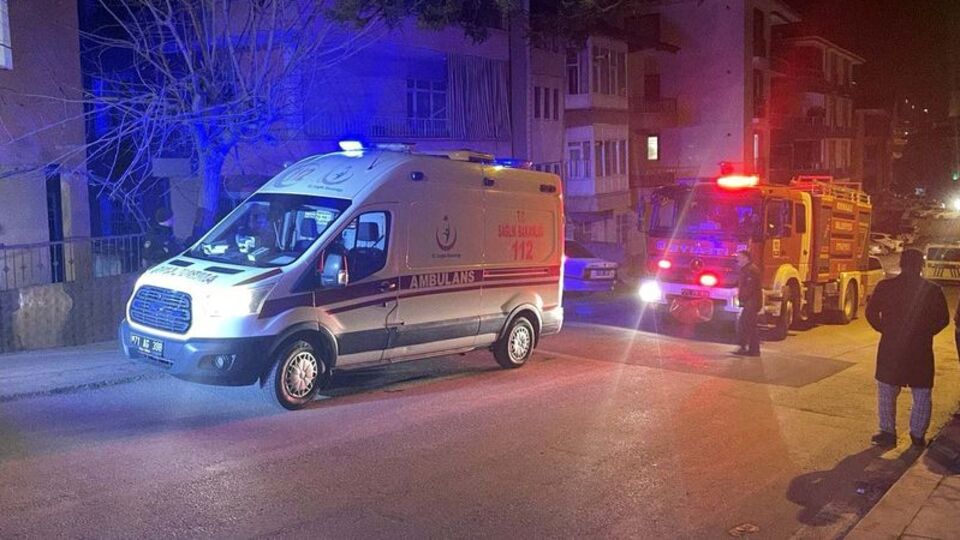 Evdeki yangında 2 kardeş hafif yaralandı