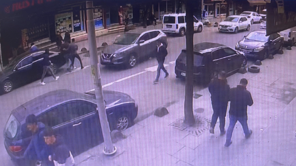 Kavgayı ayıran baba oğul saldırıya uğradı!