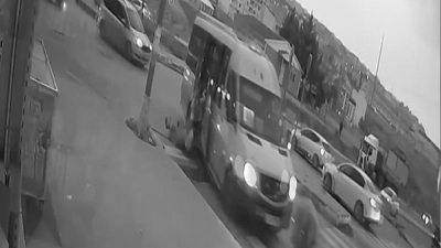 Anne ve çocuğu, kapısı açık minibüsten düştü!