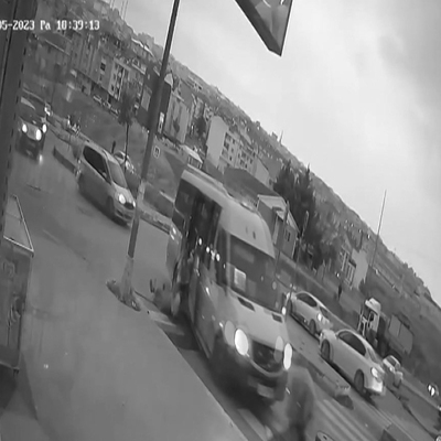 Anne ve çocuğu, kapısı açık minibüsten düştü!