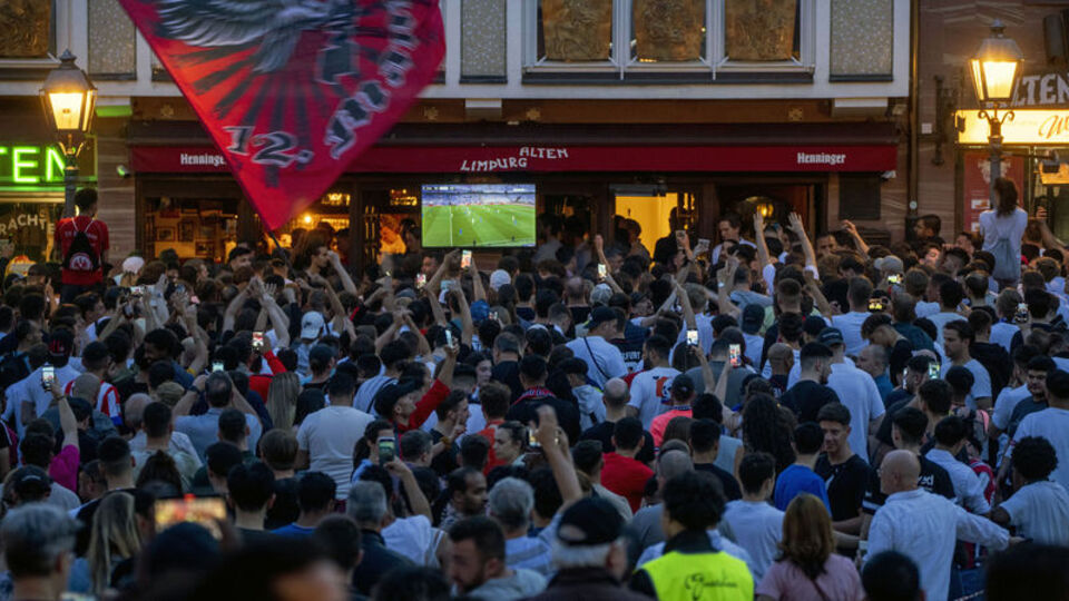 Frankfurt taraftarlarına Napoli maçı engeli