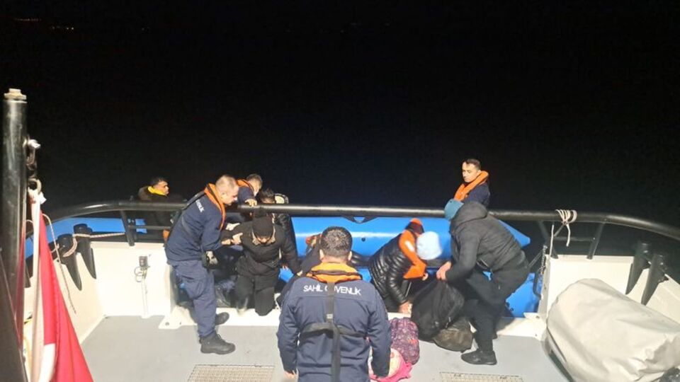 Ayvalık açıklarında 33 düzensiz göçmen kurtarıldı
