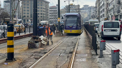 Raydan çıkan tramvay elektrik direğine çarptı!