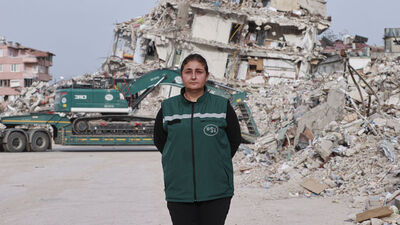 Enkaz da kaldırıyor kahvaltı da hazırlıyor!