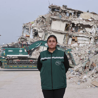 Enkaz da kaldırıyor kahvaltı da hazırlıyor!