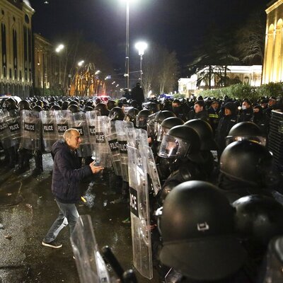 Gürcistan'da binlerce kişi sokaklarda