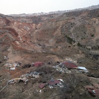 Depremin yol açtığı heyelan mezrayı yuttu!