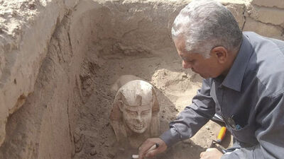 Mısır'da 'gülümseyen mini sfenks' bulundu