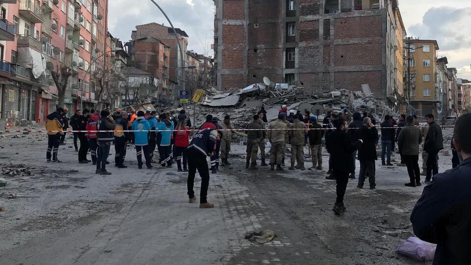 Malatya'da 6 katlı bina çöktü! Enkazda arama çalışması tamamlandı