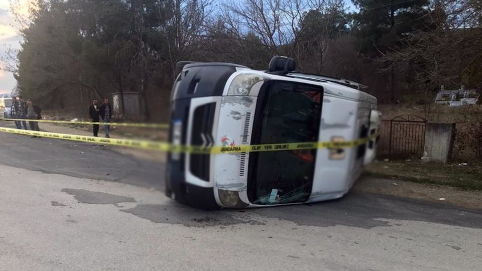 Öğrenci servisi ile otomobil çarpıştı: 11 yaralı