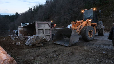 Devrilen hafriyat kamyonunun sürücüsü öldü