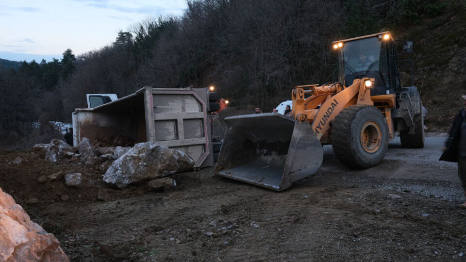 Devrilen hafriyat kamyonunun sürücüsü öldü