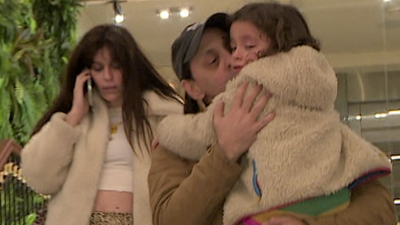 Kapıda eşini bekledi