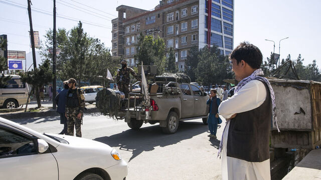 Afganistan'da bombalı saldırıda vali hayatını kaybetti